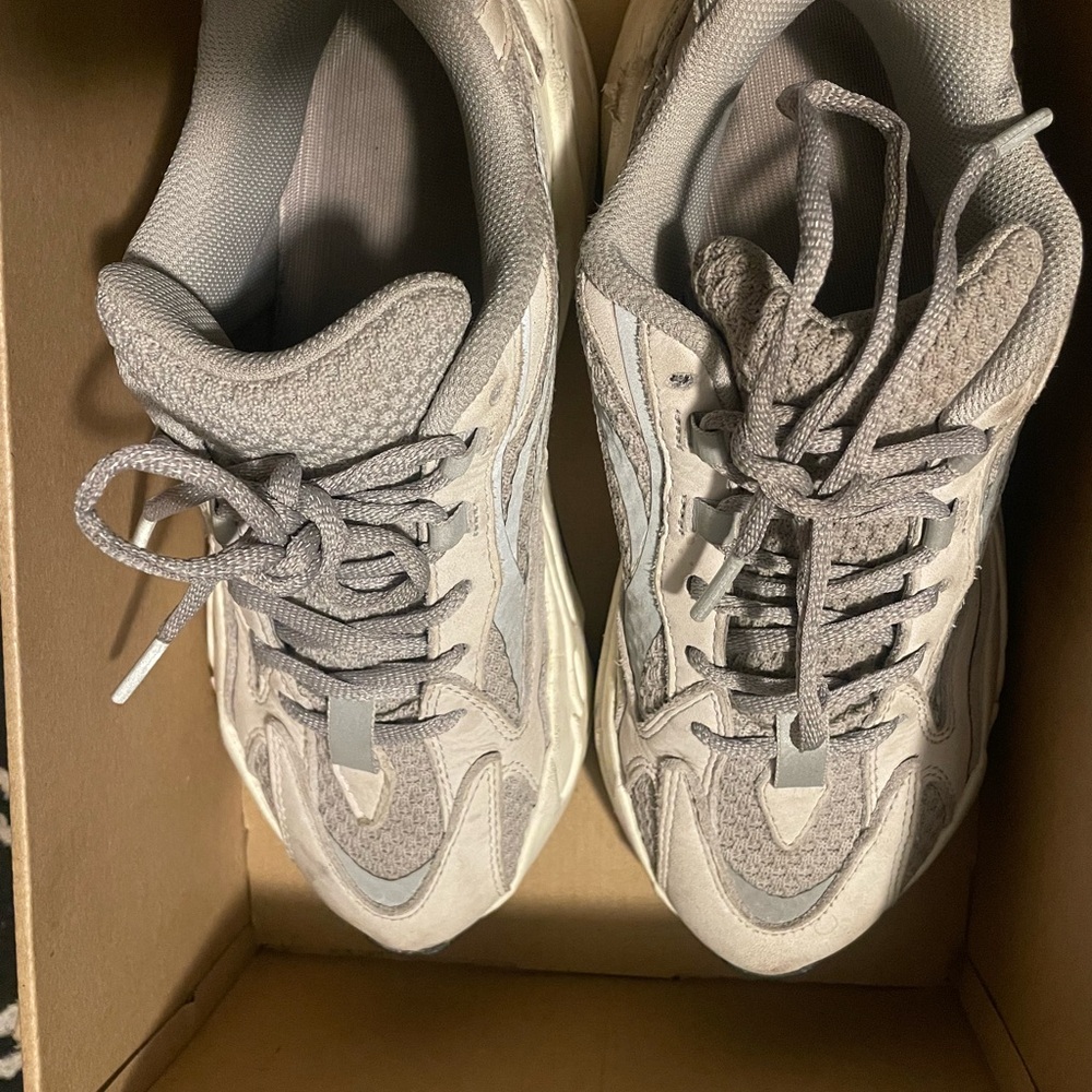 adidas Yeezy Boost 700 V2 Box